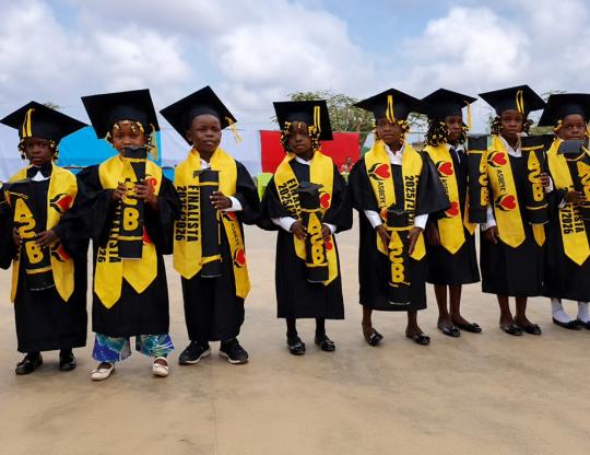 Alunos da Asbepe celebram formatura em Angola