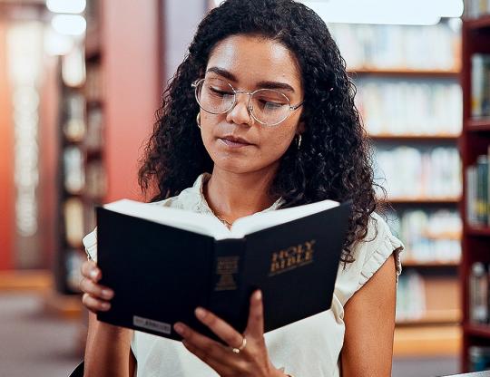 Cresça no ensino bíblico com cursos de extensão da FVC